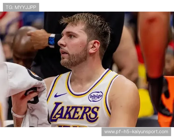 东契奇突破传底角，独行侠射手群持续开火